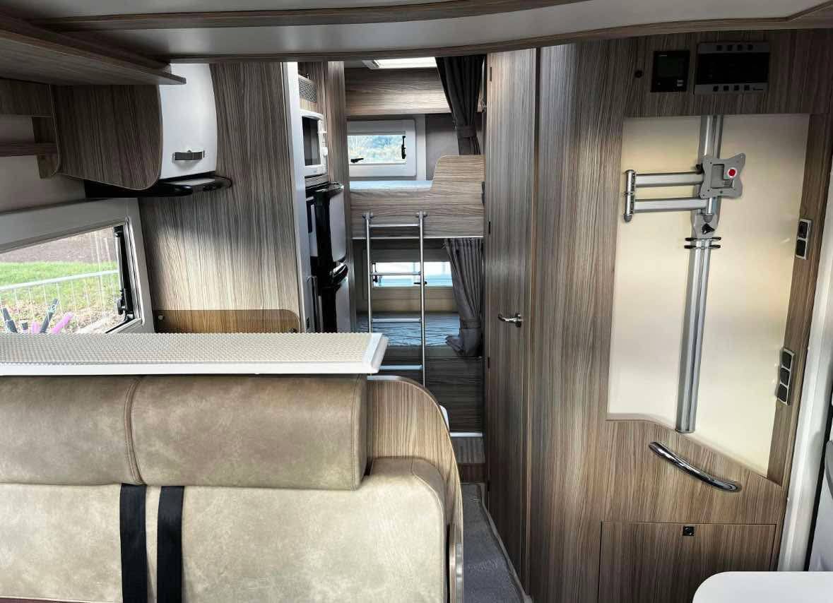 Van 3
